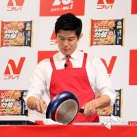 鈴木亮平、エプロン姿に「照れますね」　出来立て炒飯に舌鼓
