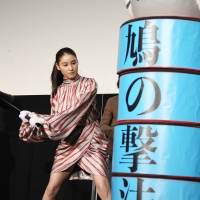 土屋太鳳『鳩の撃退法』公開初日舞台挨拶