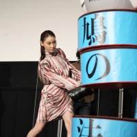 土屋太鳳『鳩の撃退法』公開初日舞台挨拶