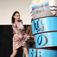 土屋太鳳『鳩の撃退法』公開初日舞台挨拶