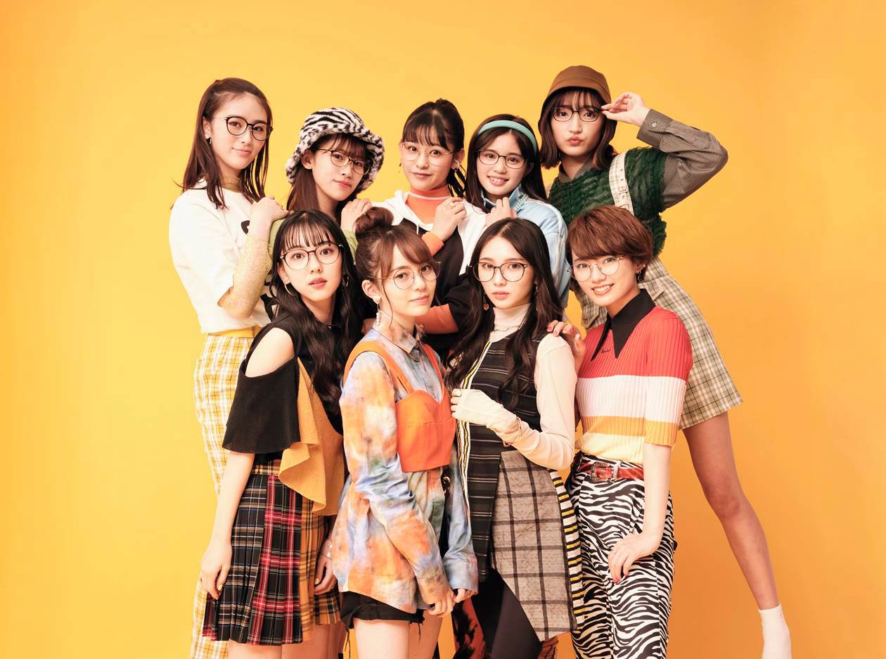 Girls２がメガネルック披露、「Zoff」とコラボ