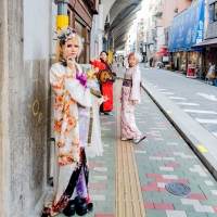 令和三姉妹、ツアーファイナルアンコール公演にこまどり姉妹の出演が決定