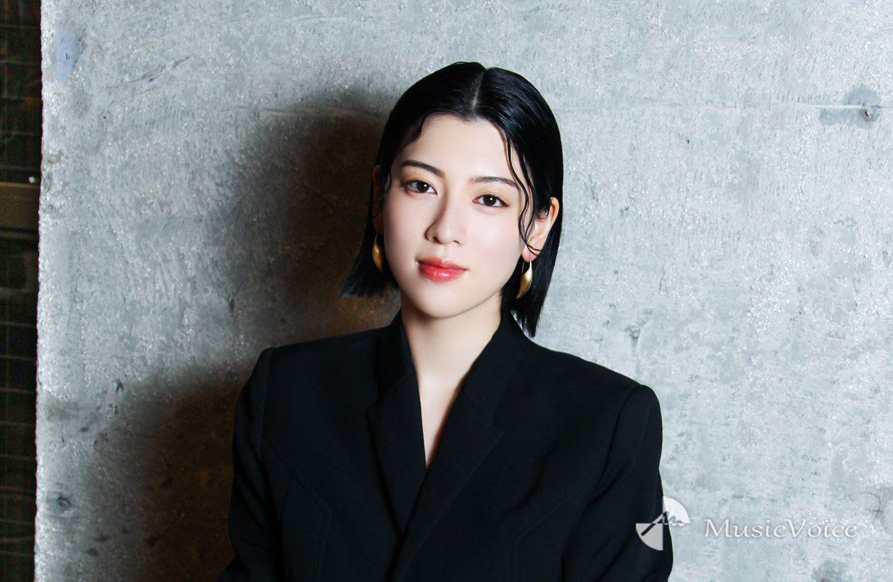 三吉彩花、アンダーウェア姿で美腹筋＆美脚　大胆肌見せ