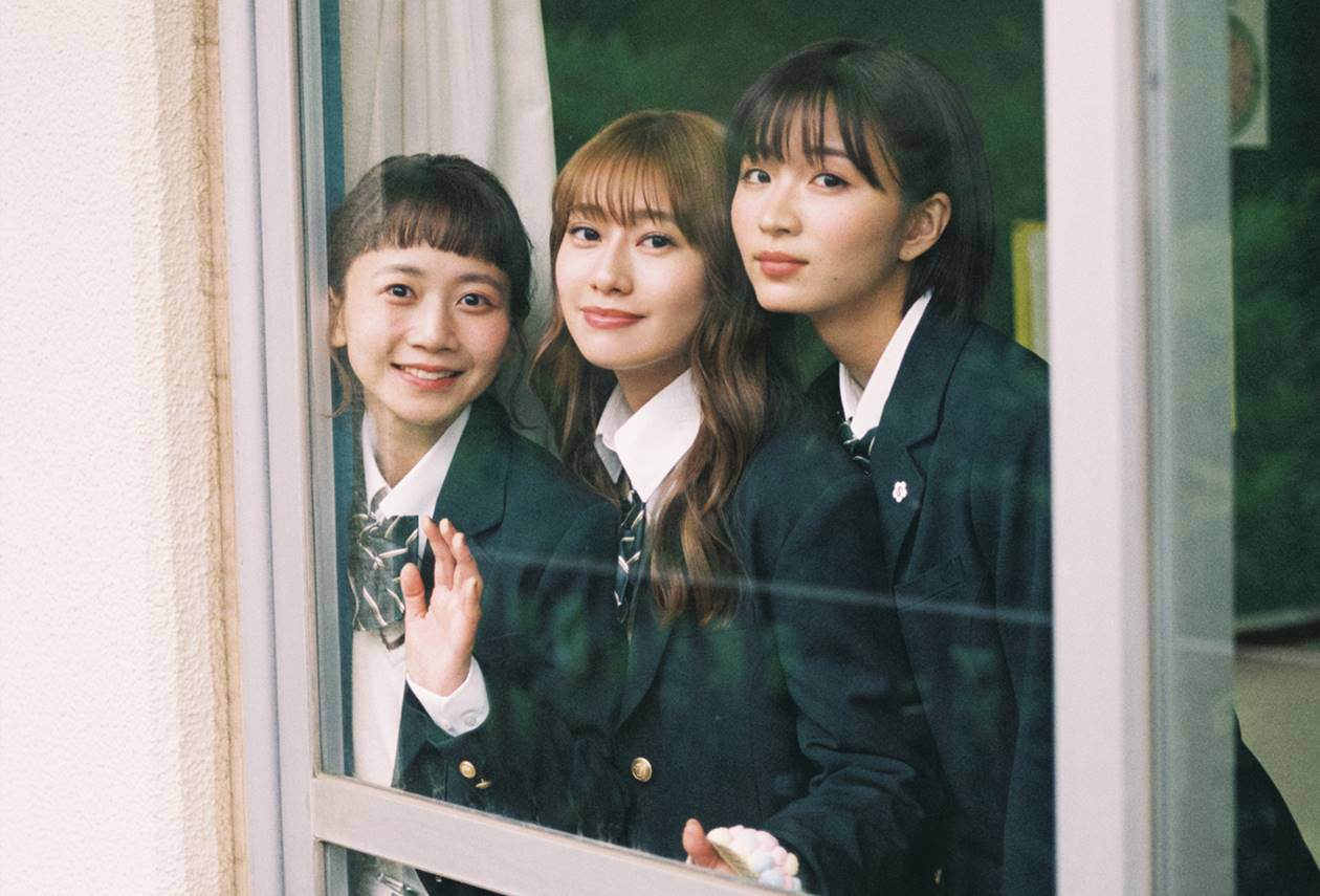 桜井玲香・岡崎紗絵・三戸なつめ、母校の女子高潜入　制服姿も