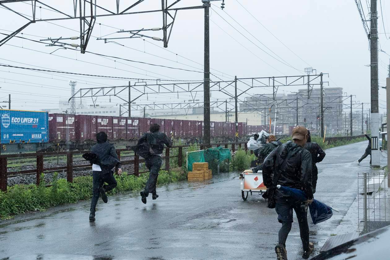 佐藤健・阿部寛・林遣都、雨の中を激走「長いんですよ、距離が」