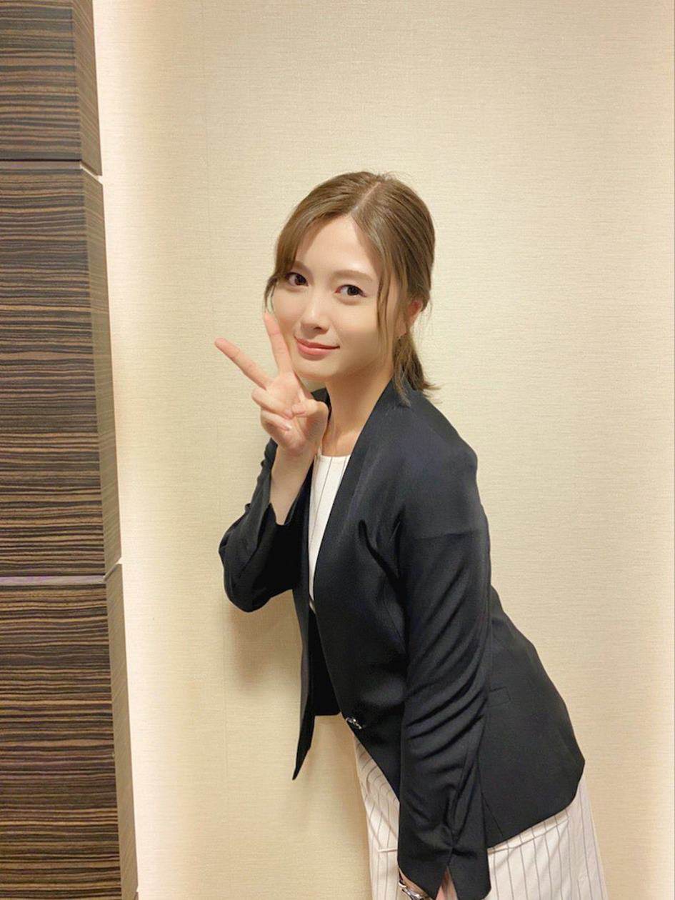 白石麻衣、お仕事モード姿に「知的で美しい」