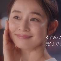 石田ゆり子（「エリクシール 温感メイク落とし」新CM）