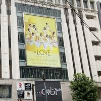 ＝LOVE、渋谷マルイ壁面に超巨大ポスター登場