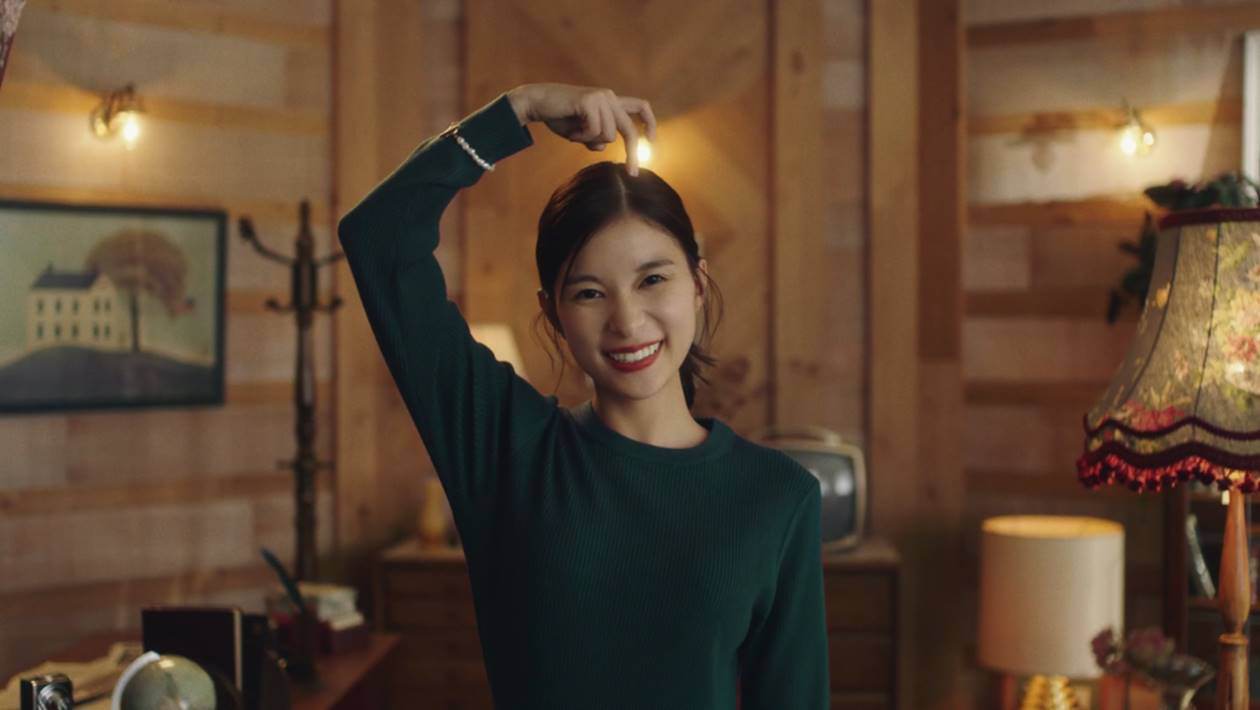 芳根京子、笑顔炸裂！胸キュン動画公開　ラップ調で歌い上機嫌に踊る