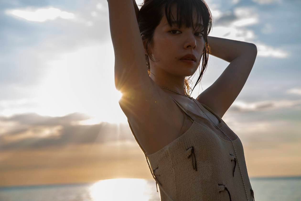 桜井ユキ、初写真集で魅せる艶っぽ美ボディ「私自身の起源の様な一冊に」