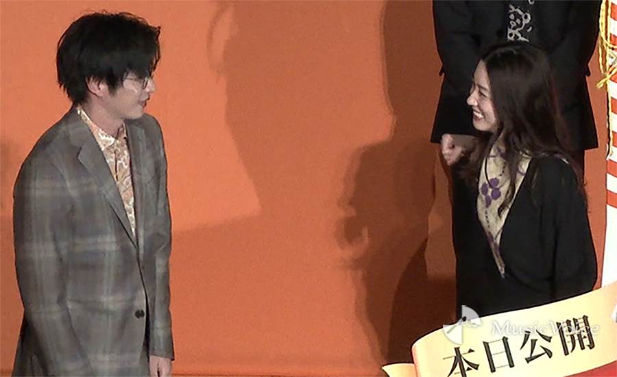 田中圭、段取り間違え「ごめん！ごめん！」　永野芽郁がパンチ！【動画】