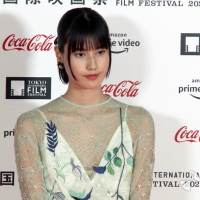 橋本愛、可憐なドレスでレッドカーペット「少しでも楽しいものに」（動画）