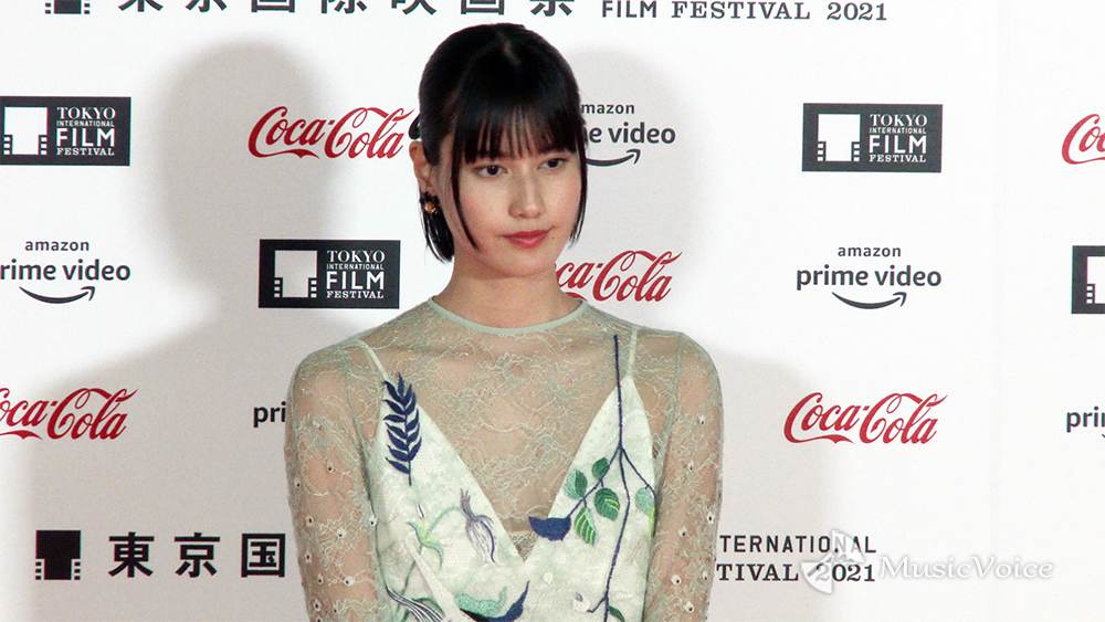 橋本愛、可憐なドレスでレッドカーペット「少しでも楽しいものに」（動画）