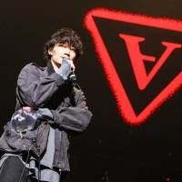 UVERworldのライブに綾野剛サプライズ登場