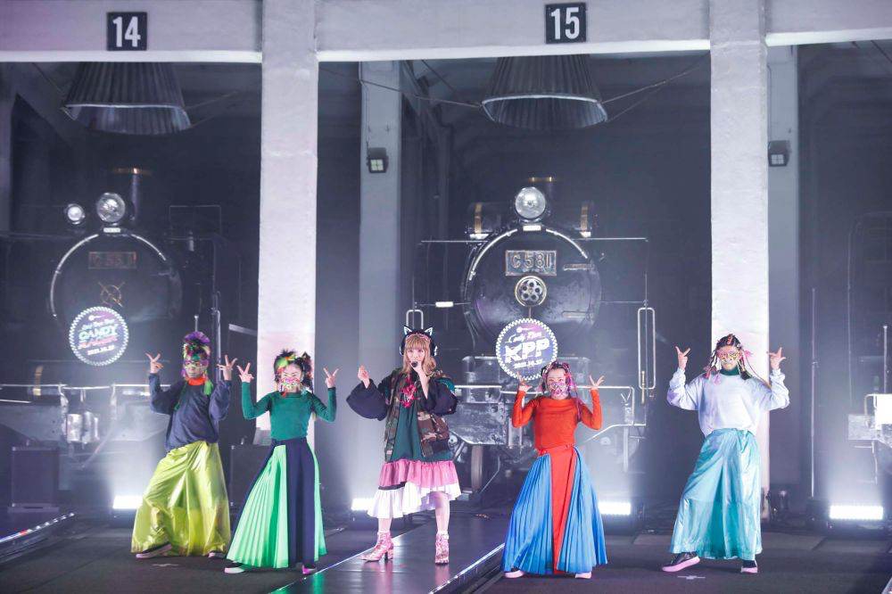 きゃりー、京都鉄道博物館から最新アルバム収録曲パフォーマンス初披露