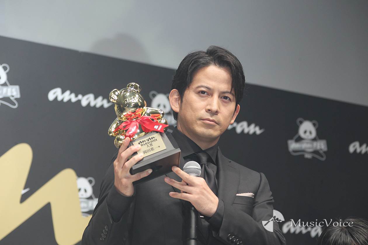 岡田准一が大賞「V6として頂いた」、慕うなにわ男子はホープ賞「笑顔を」