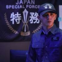 山田涼介、特務服姿で真剣な表情