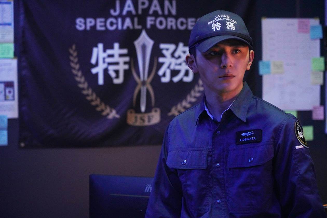 山田涼介、特務服姿で真剣な表情