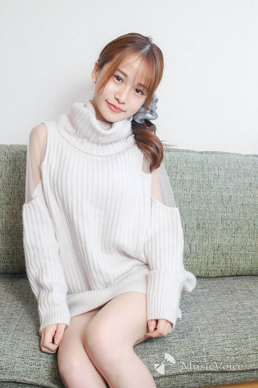 嬉野ゆみ「開放的になった」初写真集で大胆肌見せ