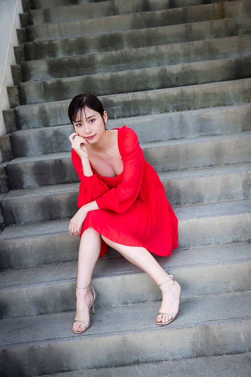 内木志、肌見せ全開　写真集『various』先行カット公開