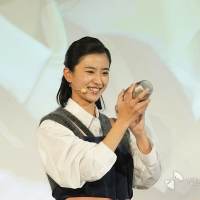 黒島結菜、カクテルづくり挑戦　社長も絶賛の腕前　シェーク披露