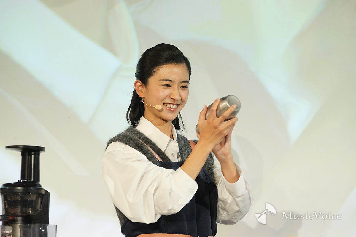 黒島結菜、カクテルづくり挑戦　社長も絶賛の腕前　シェーク披露