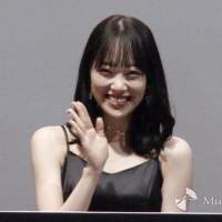 堀未央奈、美しさ放つキャミドレスで受賞式　ホラー映画「大好き」
