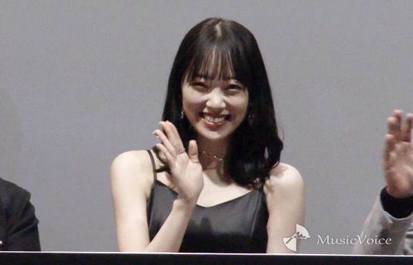 堀未央奈、美しさ放つキャミドレスで受賞式　ホラー映画「大好き」