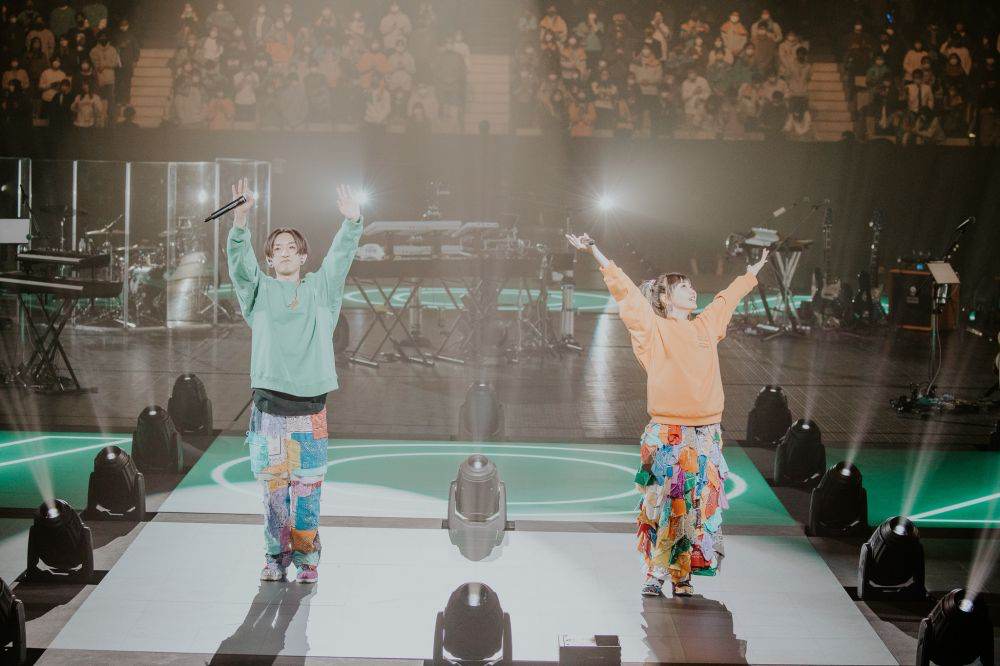 YOASOBI、日本武道館で初の有観客ライブ　立体ステージで魅せた圧巻のパフォーマンス