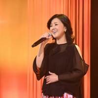 歌手デビュー40 周年・薬師丸ひろ子、ユーミンや玉置浩二の名曲カバー