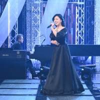 歌手デビュー40 周年・薬師丸ひろ子、ユーミンや玉置浩二の名曲カバー