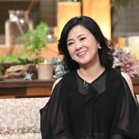 歌手デビュー40 周年・薬師丸ひろ子、ユーミンや玉置浩二の名曲カバー