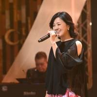 歌手デビュー40 周年・薬師丸ひろ子、ユーミンや玉置浩二の名曲カバー