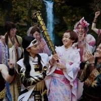 「au三太郎シリーズ」の最新TVCM「進め！そっちだ！」篇