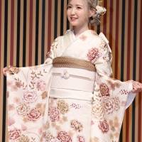 AKB48本田仁美、小栗有以とリッチなお寿司屋に　新成人の抱負