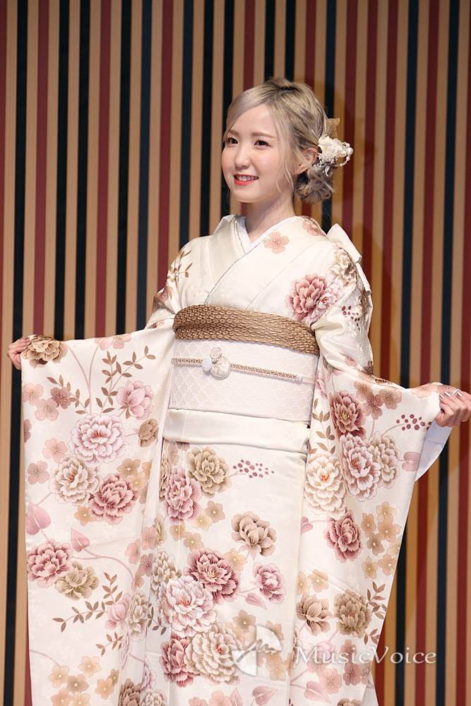 AKB48本田仁美、小栗有以とリッチなお寿司屋に　新成人の抱負