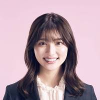 吉川愛、キュートに　スーツ姿でダンス