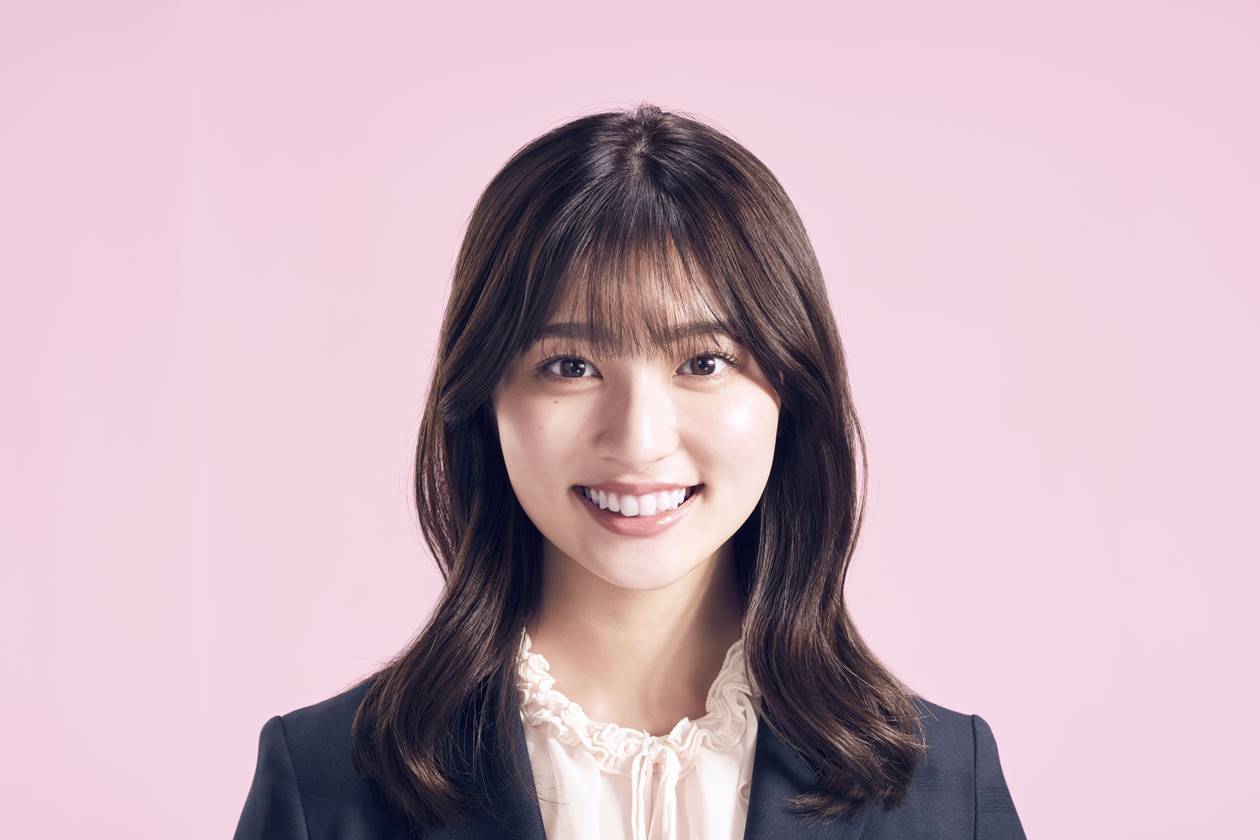 吉川愛、キュートに　スーツ姿でダンス