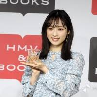 AKB48小栗有以「ボーっとしていたらずぶ濡れに」すっぴん、水着　初めて尽くしの写真集