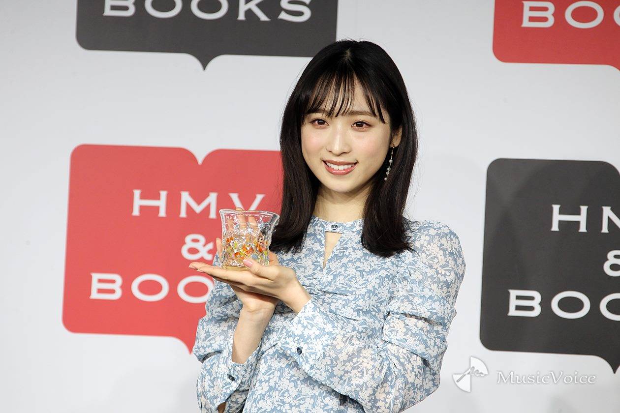 AKB48小栗有以「ボーっとしていたらずぶ濡れに」すっぴん、水着　初めて尽くしの写真集