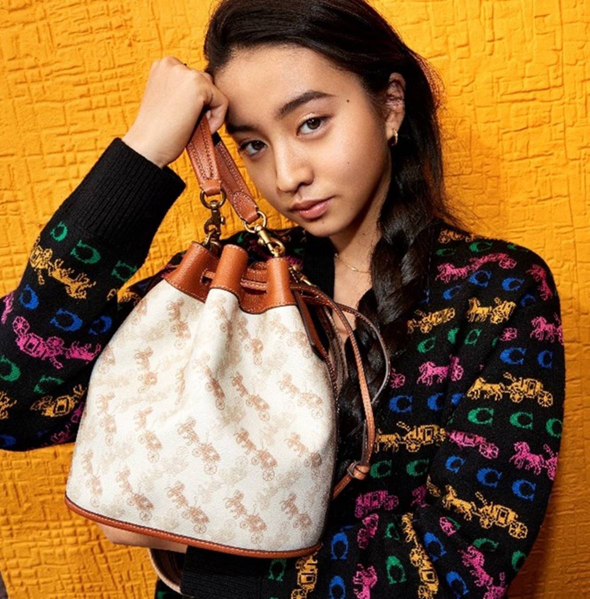Koki,、「コーチ」新作バッグをプレイフルに持ちこなし