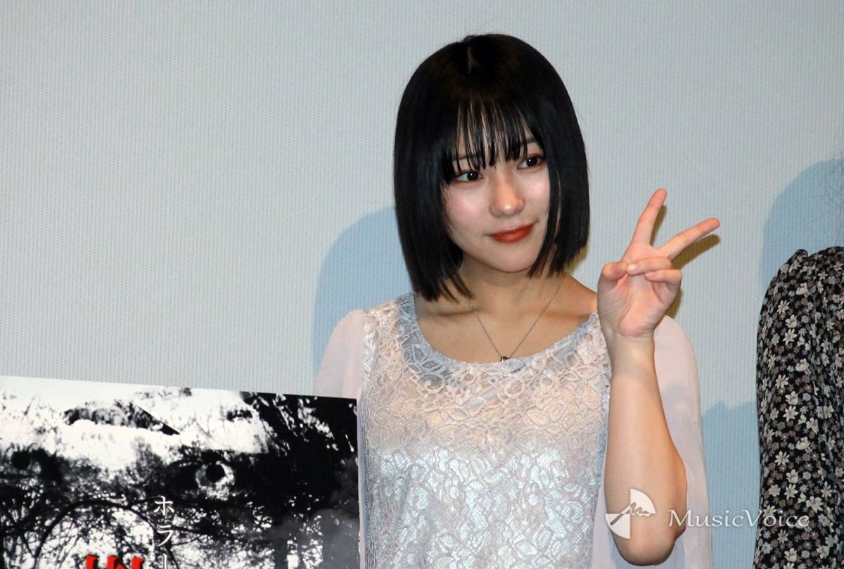 田中美久、寝転がりポーズで大胆胸元披露「めちゃくちゃ魅力的」