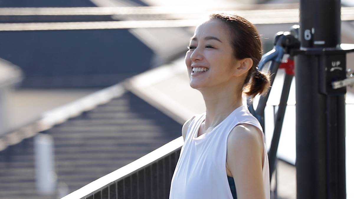 鈴木京香、５３歳　年齢に縛られない美しさ「自分の年齢は自分で決める」