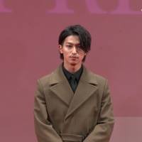 横浜流星、天才ギャンブラー　銀髪で覚悟