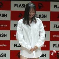 笹岡郁未、虫食べて栄冠？　「ミスFLASH2022」グランプリ