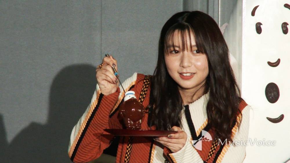 上白石萌歌、唇にチョコたっぷり　ミニ・マシュマロマン頬張る