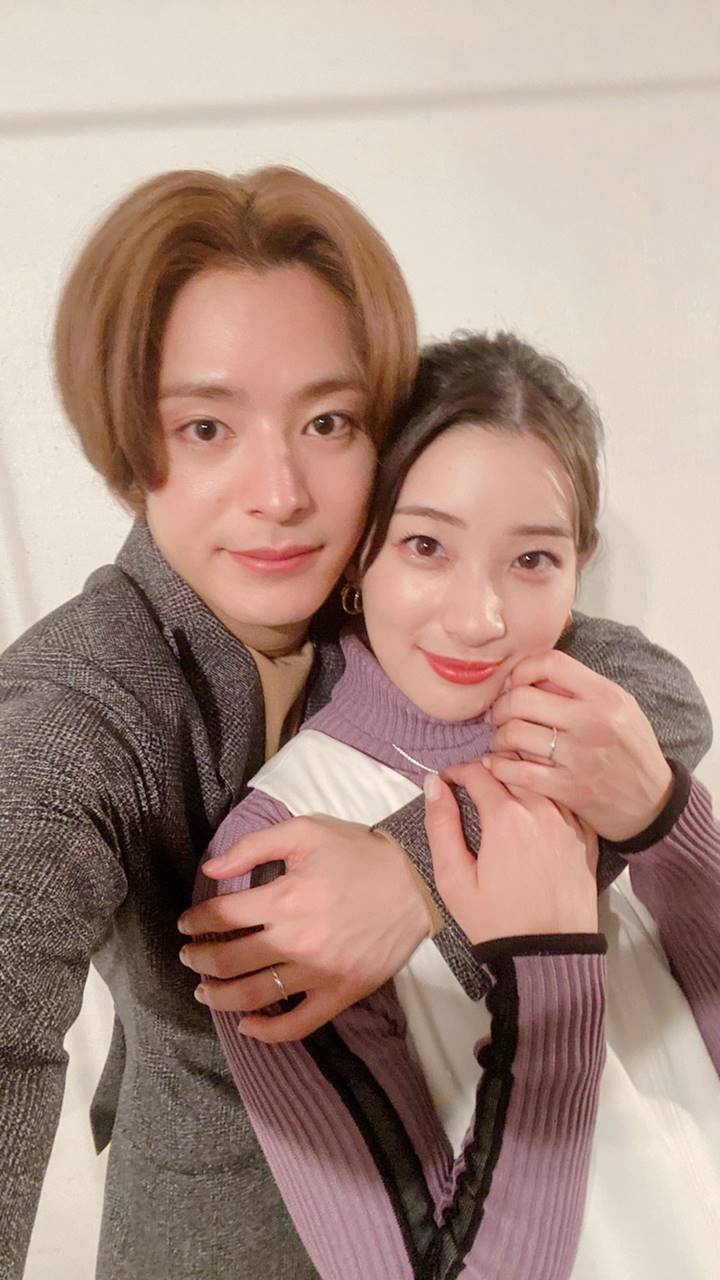 塩野瑛久、後ろから足立梨花を抱きしめる