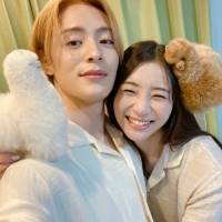 塩野瑛久、後ろから足立梨花を抱きしめる