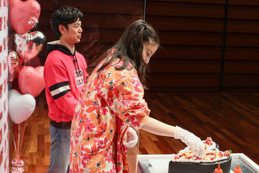今田美桜、妻夫木聡にバレンタインケーキ　飾り付けに集中しすぎてトークそっちのけ