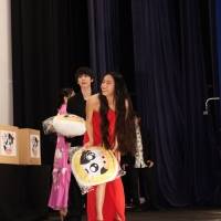 Koki、大胆スリットから美脚あらわ